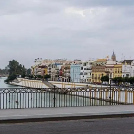Junto A La Calle Betis: El Corazon De Triana Apartment